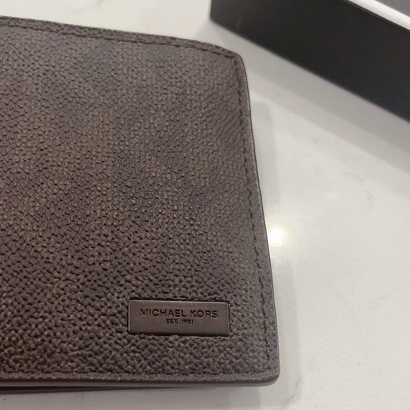 Michael Kors Men's Jet Set Brown Signature PVC Billfold - Picture 3 of 3